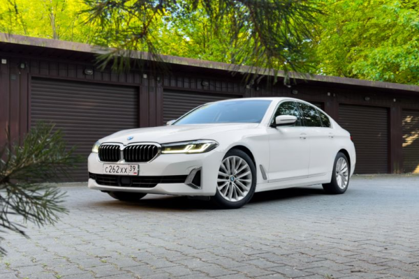 Прокат авто bmw 5-serii бизнес класса 2022 года в городе Калининград от 6792 руб./сутки, задний привод, двигатель: бензин, объем 2000 литров, ОСАГО (Мультидрайв), без водителя, недорого - RentRide