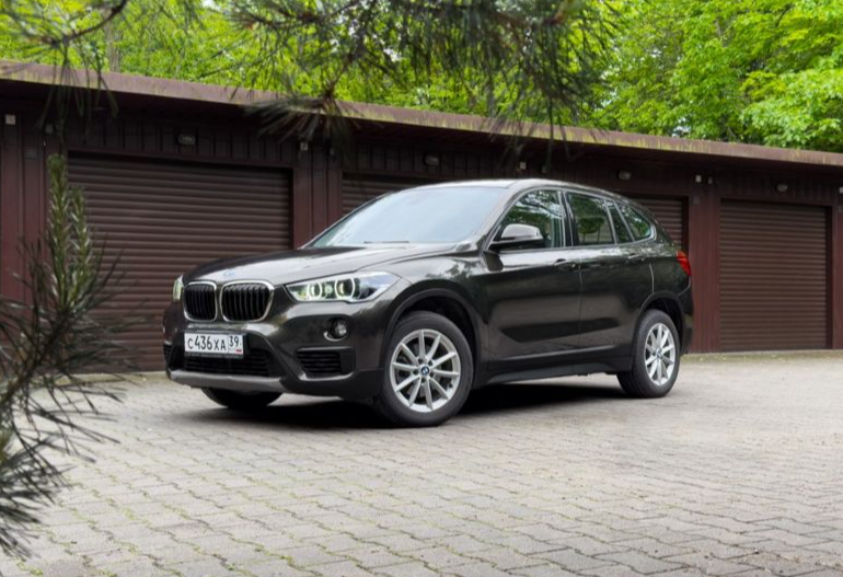 Аренда bmw x1 стандарт класса 2018 года в городе Москва от 3990 руб./сутки, передний привод, двигатель: бензин, объем 1.5 литров, каско (Впишу в полис), ОСАГО (Мультидрайв), без водителя, недорого - RentRide