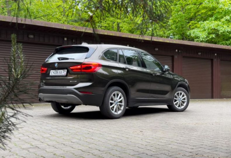 Аренда bmw x1 стандарт класса 2018 года в городе Москва от 3990 руб./сутки, передний привод, двигатель: бензин, объем 1.5 литров, каско (Впишу в полис), ОСАГО (Мультидрайв), без водителя, недорого, вид 2 - RentRide