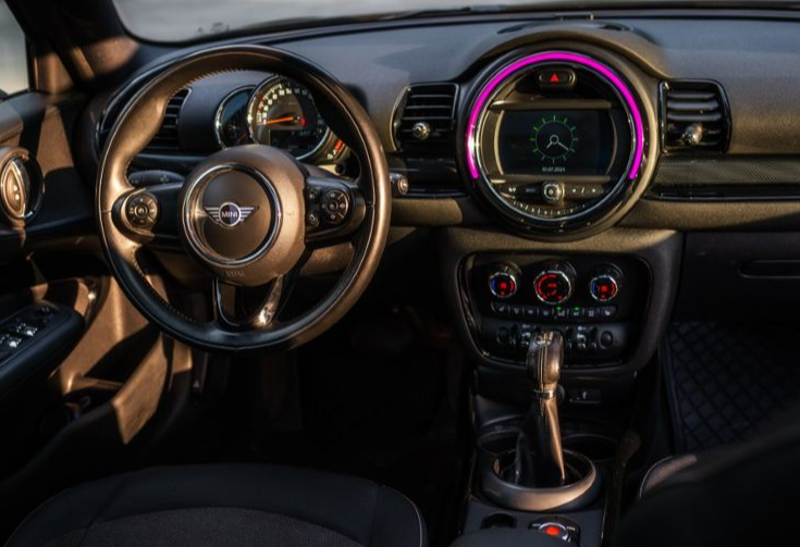 Аренда mini cooper-clubman комфорт класса 2018 года в городе Москва от 4632 руб./сутки, передний привод, двигатель: бензин, объем 102 литра, ОСАГО (Мультидрайв), без водителя, недорого, вид 4 - RentRide