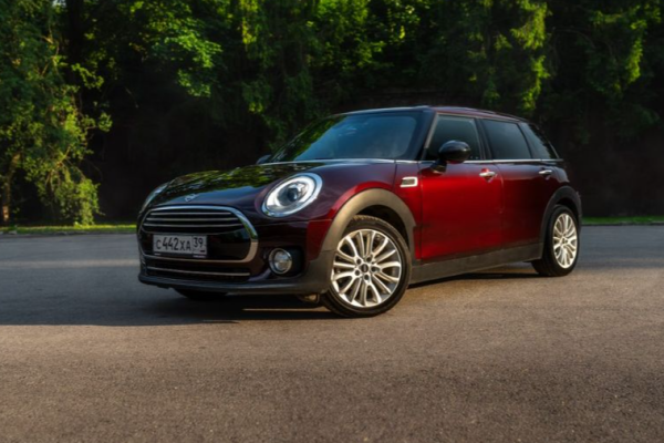 Прокат авто mini cooper-clubman комфорт класса 2018 года в городе Калининград от 4632 руб./сутки, передний привод, двигатель: бензин, объем 102 литра, ОСАГО (Мультидрайв), без водителя, недорого - RentRide