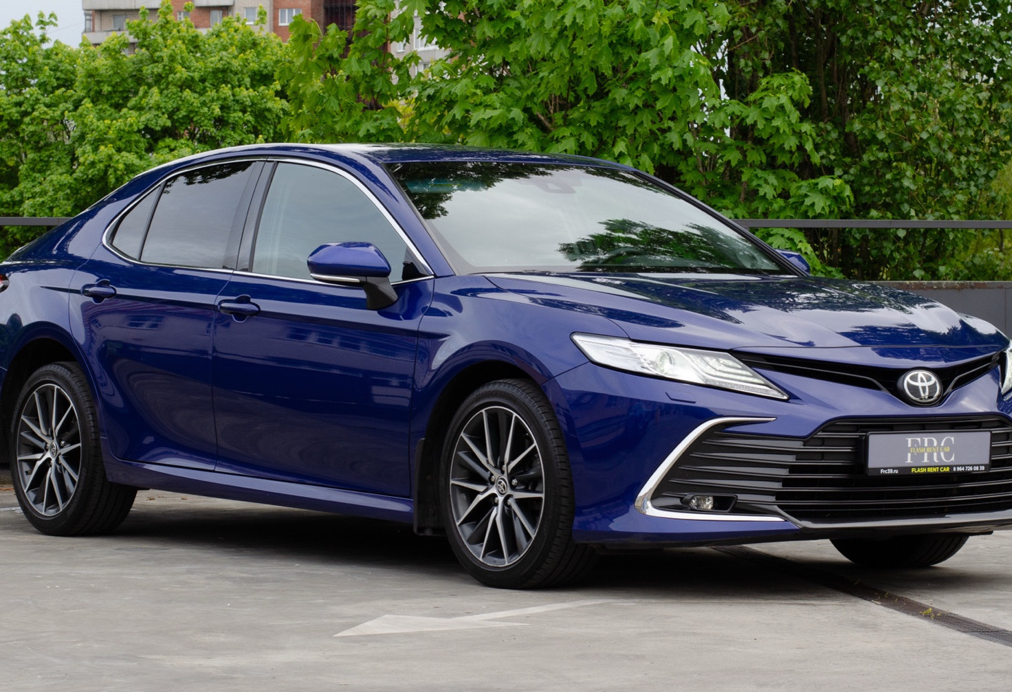 Аренда toyota camry комфорт класса 2021 года в городе Москва от 4792 руб./сутки, передний привод, двигатель: бензин, объем 2.5 литров, каско (Впишу в полис), ОСАГО (Мультидрайв), без водителя, недорого, вид 2 - RentRide