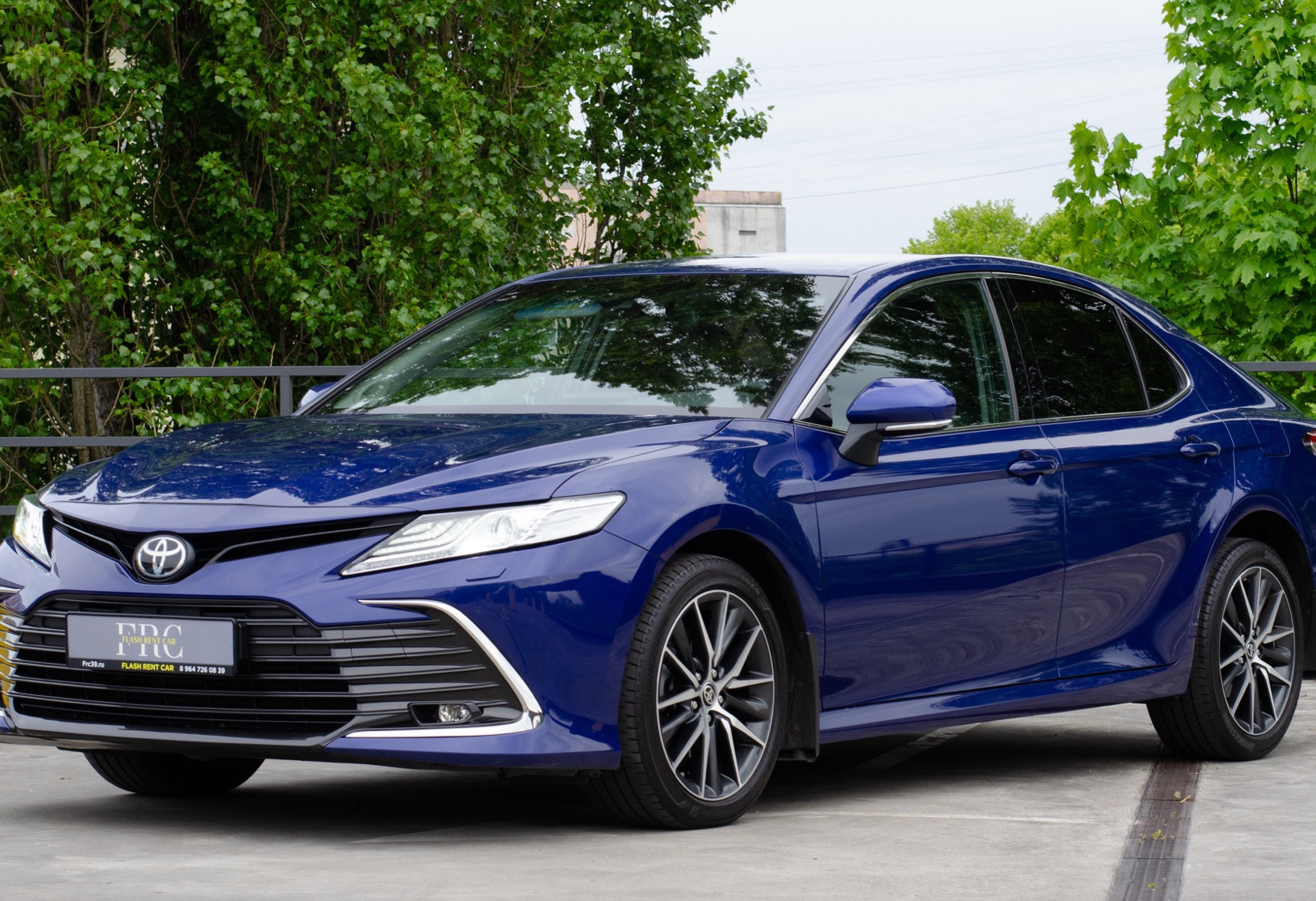 Аренда toyota camry комфорт класса 2021 года в городе Москва от 4792 руб./сутки, передний привод, двигатель: бензин, объем 2.5 литров, каско (Впишу в полис), ОСАГО (Мультидрайв), без водителя, недорого - RentRide