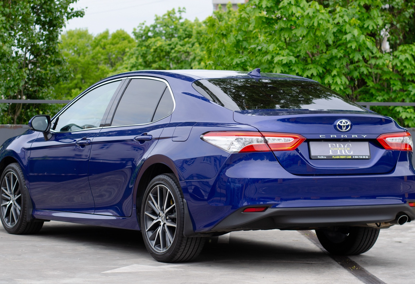 Аренда toyota camry комфорт класса 2021 года в городе Москва от 4792 руб./сутки, передний привод, двигатель: бензин, объем 2.5 литров, каско (Впишу в полис), ОСАГО (Мультидрайв), без водителя, недорого, вид 3 - RentRide