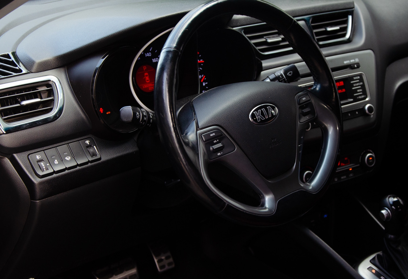Аренда kia rio эконом класса 2016 года в городе Москва от 2392 руб./сутки, передний привод, двигатель: бензин, объем 1.6 литров, каско (Впишу в полис), ОСАГО (Мультидрайв), без водителя, недорого, вид 7 - RentRide