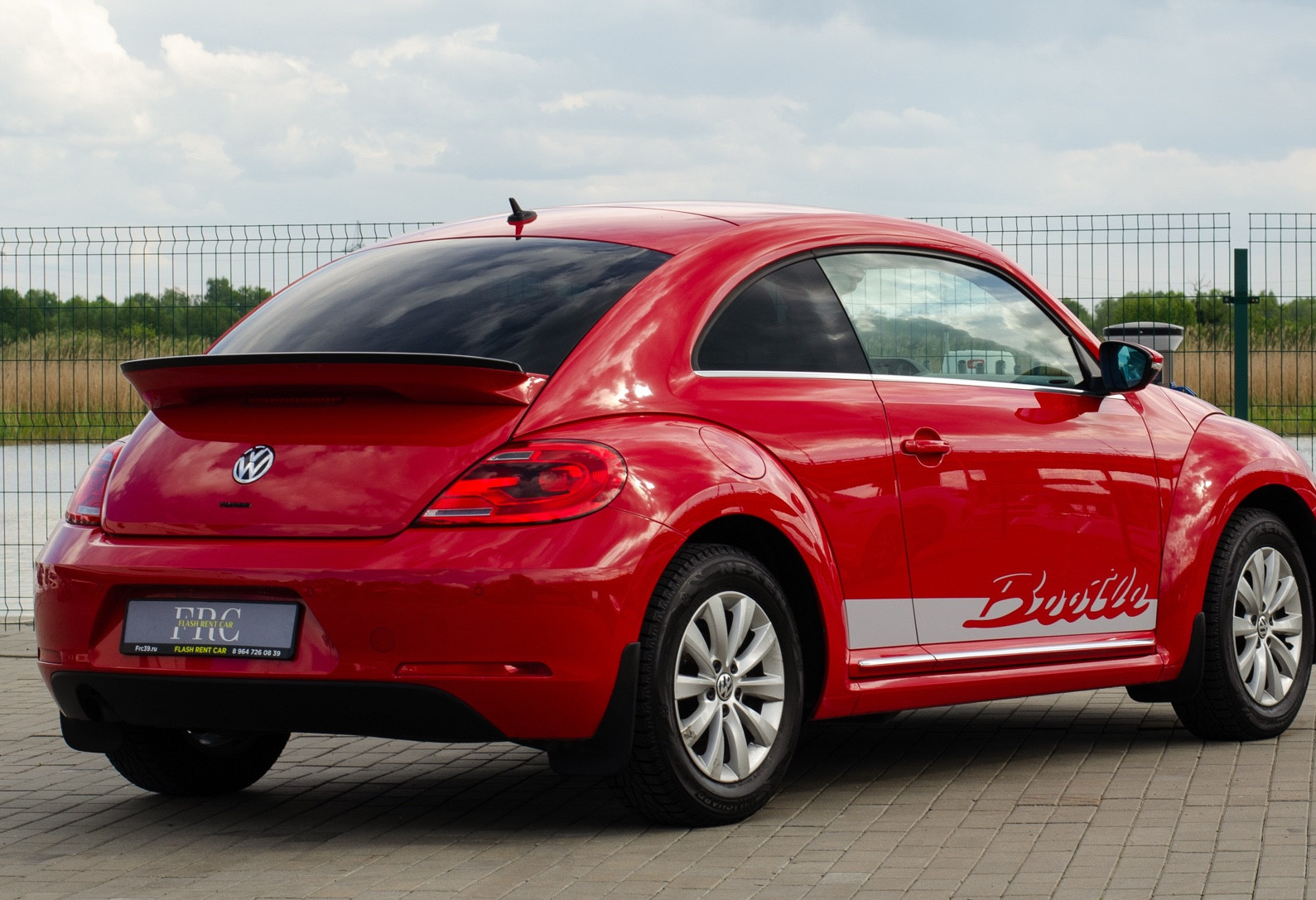 Аренда volkswagen beetle эконом класса 2015 года в городе Москва от 3192 руб./сутки, передний привод, двигатель: бензин, объем 1.2 литра, каско (Впишу в полис), ОСАГО (Мультидрайв), без водителя, недорого, вид 3 - RentRide
