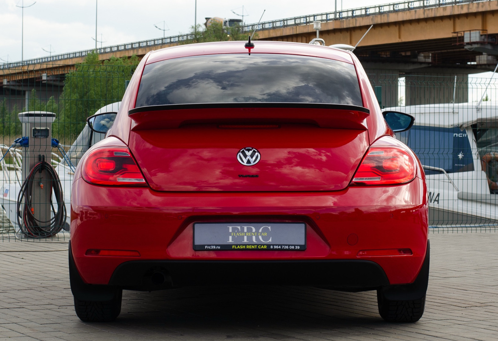 Аренда volkswagen beetle эконом класса 2015 года в городе Москва от 3192 руб./сутки, передний привод, двигатель: бензин, объем 1.2 литра, каско (Впишу в полис), ОСАГО (Мультидрайв), без водителя, недорого, вид 6 - RentRide
