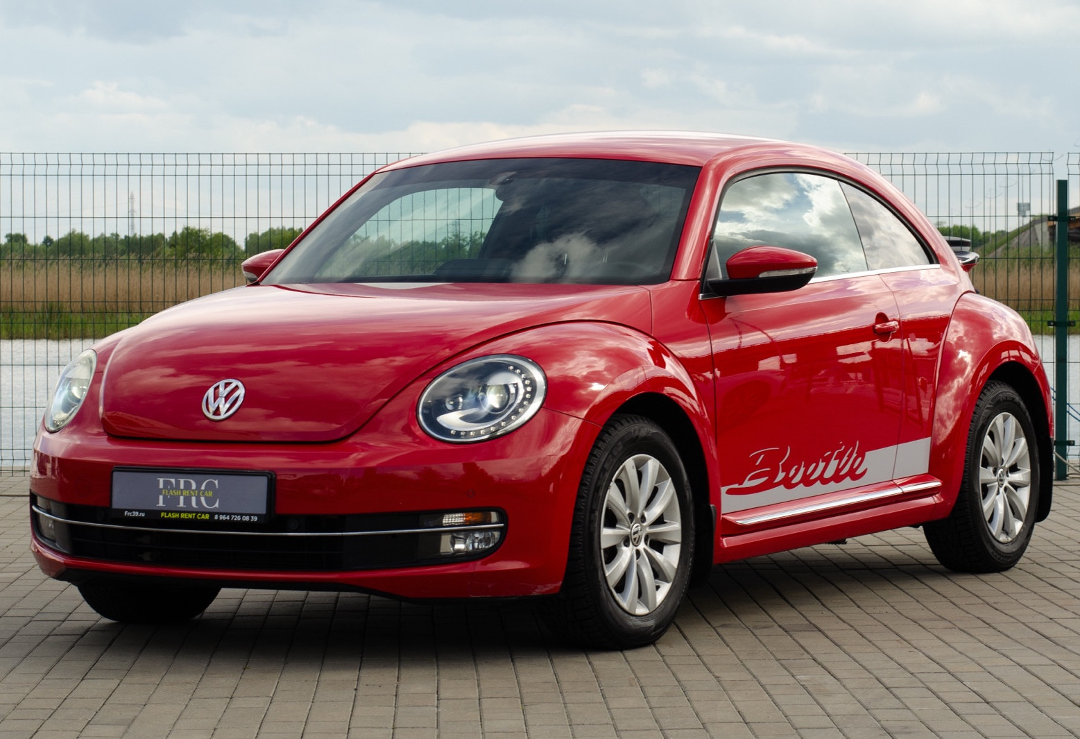 Аренда volkswagen beetle эконом класса 2015 года в городе Москва от 3192 руб./сутки, передний привод, двигатель: бензин, объем 1.2 литра, каско (Впишу в полис), ОСАГО (Мультидрайв), без водителя, недорого - RentRide