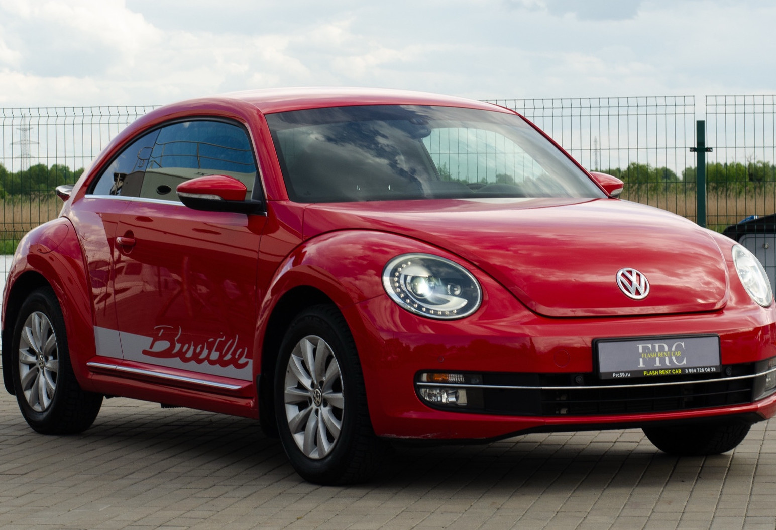 Аренда volkswagen beetle эконом класса 2015 года в городе Москва от 3192 руб./сутки, передний привод, двигатель: бензин, объем 1.2 литра, каско (Впишу в полис), ОСАГО (Мультидрайв), без водителя, недорого, вид 2 - RentRide