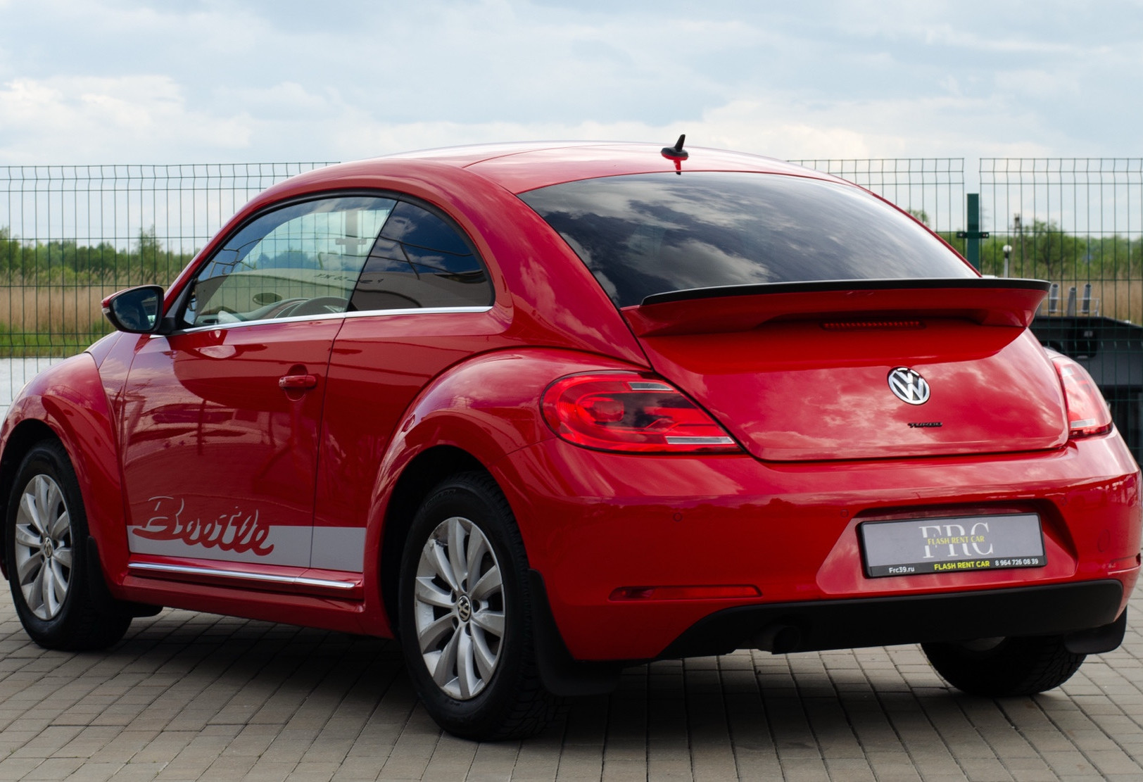 Аренда volkswagen beetle эконом класса 2015 года в городе Москва от 3192 руб./сутки, передний привод, двигатель: бензин, объем 1.2 литра, каско (Впишу в полис), ОСАГО (Мультидрайв), без водителя, недорого, вид 4 - RentRide