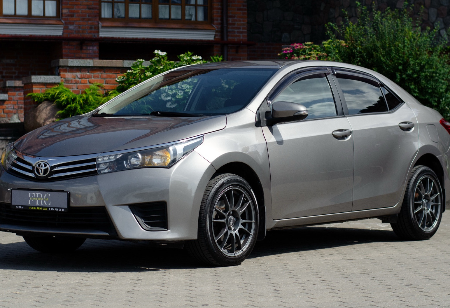 Аренда toyota corolla эконом класса 2012 года в городе Москва от 2312 руб./сутки, передний привод, двигатель: бензин, объем 1.6 литров, каско (Впишу в полис), ОСАГО (Мультидрайв), без водителя, недорого - RentRide