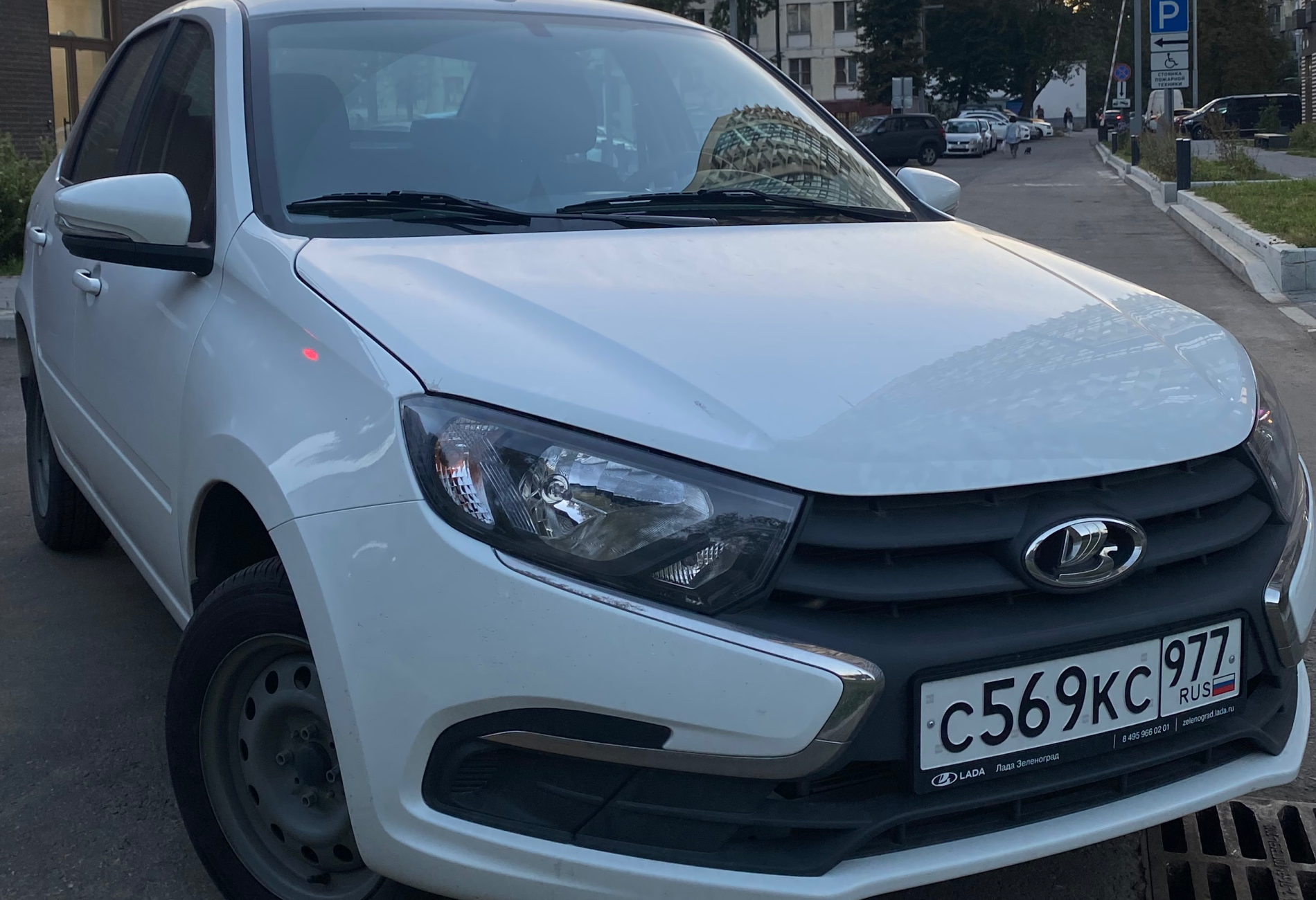 Аренда lada granta эконом класса 2025 года в городе Москва Зюзино от 1400 руб./сутки, передний привод, двигатель: бензин, объем 1.6 литров, каско (Мультидрайв), ОСАГО (Мультидрайв), без водителя, недорого - RentRide
