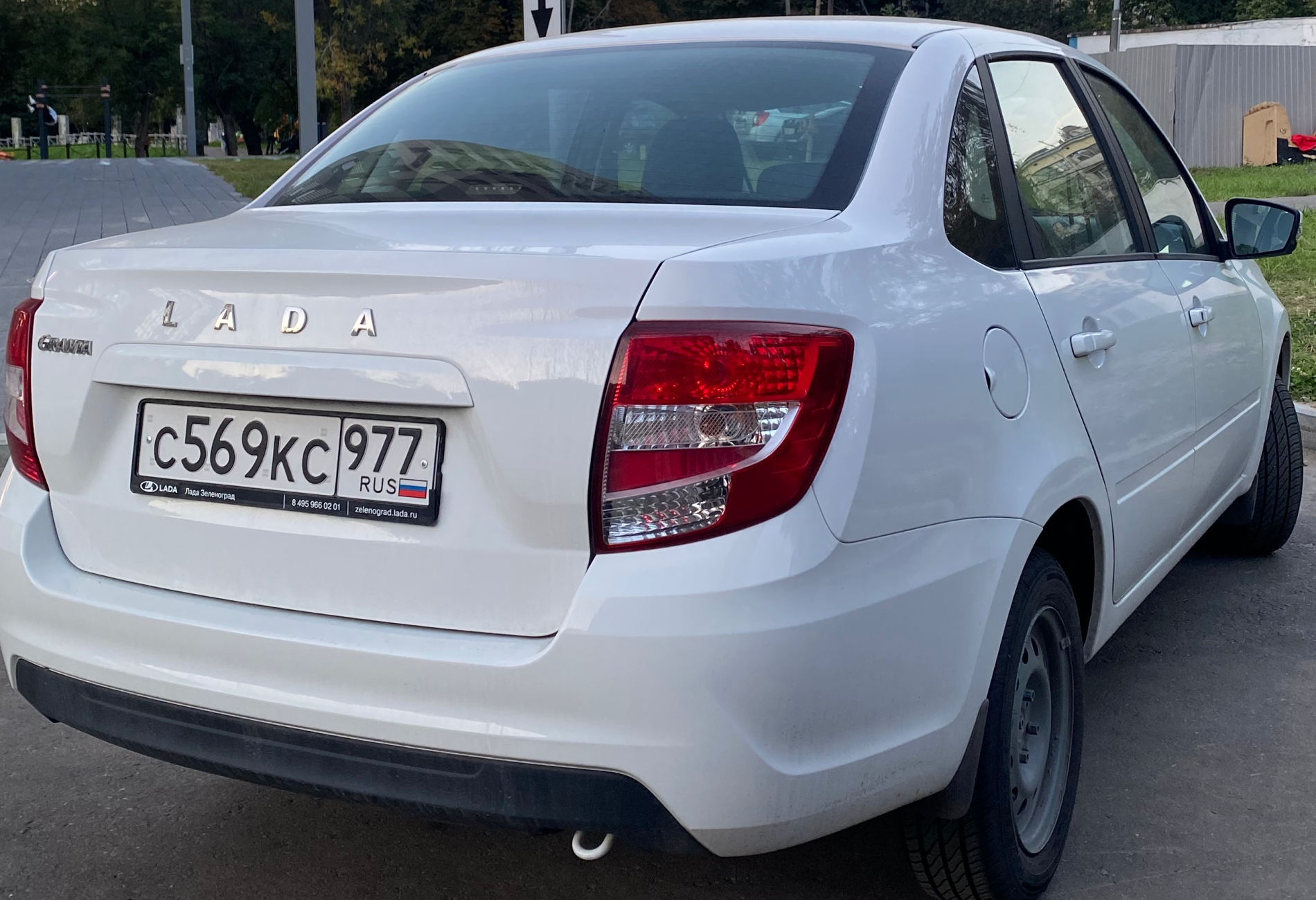 Аренда lada granta эконом класса 2025 года в городе Москва Зюзино от 1400 руб./сутки, передний привод, двигатель: бензин, объем 1.6 литров, каско (Мультидрайв), ОСАГО (Мультидрайв), без водителя, недорого, вид 2 - RentRide