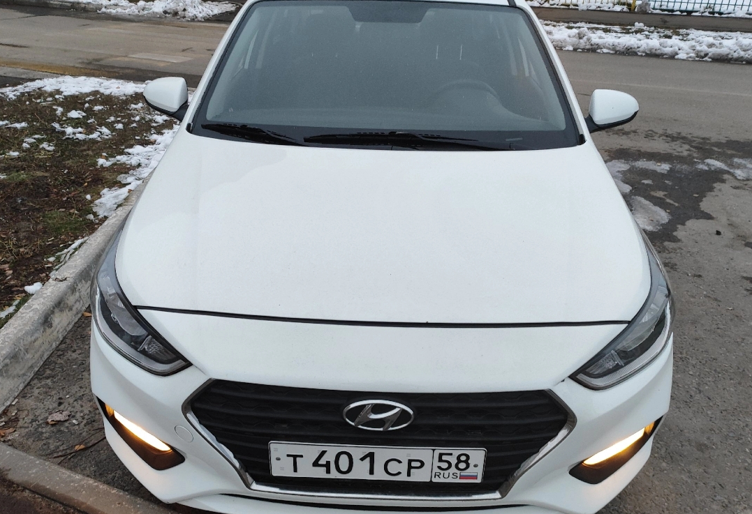 Аренда hyundai solaris эконом класса 2018 года в городе Москва от 2720 руб./сутки, передний привод, двигатель: бензин, объем 1.4 литра, ОСАГО (Мультидрайв), без водителя, недорого - RentRide