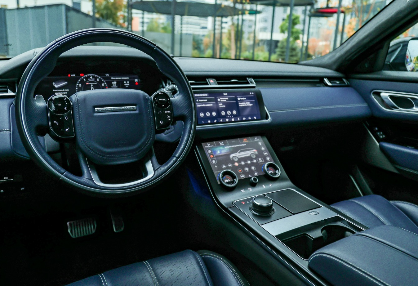 Аренда land-rover range-rover-velar премиум класса 2018 года в городе Москва Авиамоторная от 14800 руб./сутки, полный привод, двигатель: бензин, объем 3 литра, каско (Мультидрайв), ОСАГО (Мультидрайв), без водителя, недорого, вид 6 - RentRide