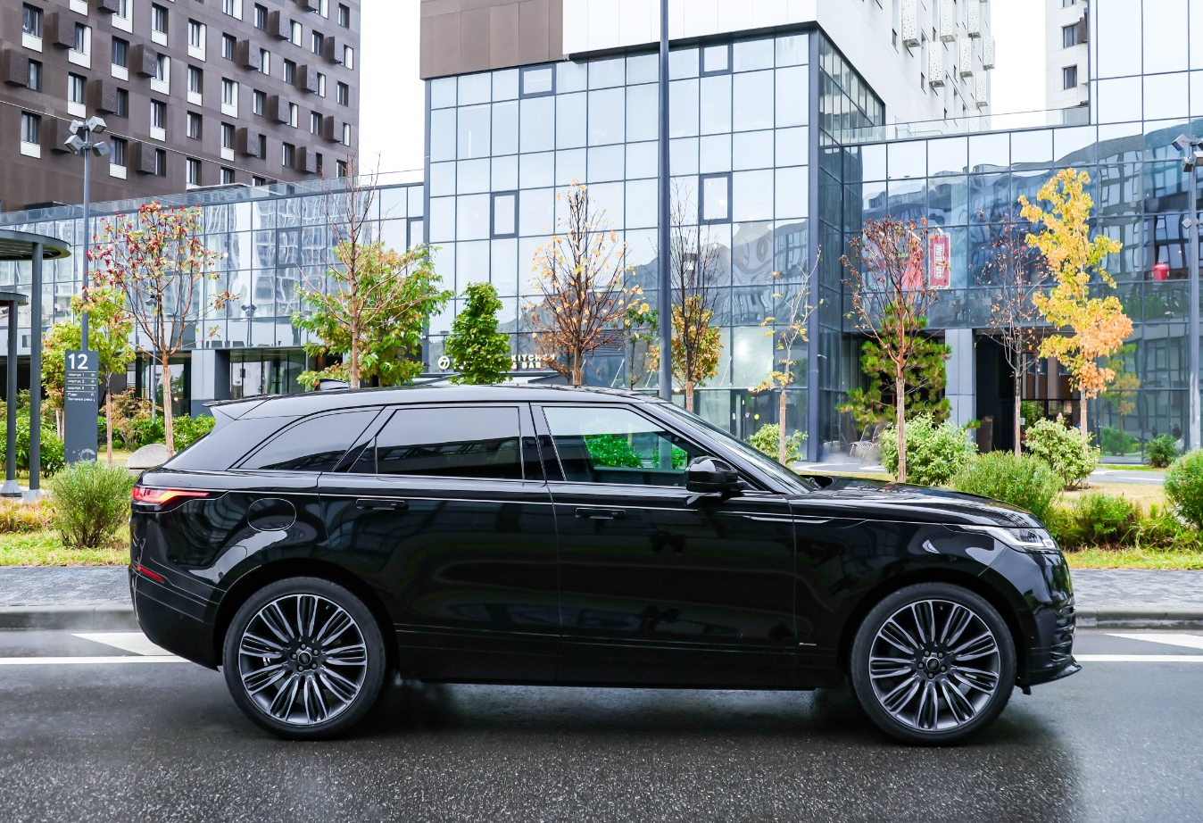 Аренда land-rover range-rover-velar премиум класса 2018 года в городе Москва Авиамоторная от 14800 руб./сутки, полный привод, двигатель: бензин, объем 3 литра, каско (Мультидрайв), ОСАГО (Мультидрайв), без водителя, недорого, вид 2 - RentRide