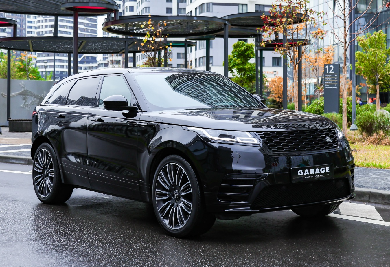 Аренда land-rover range-rover-velar премиум класса 2018 года в городе Москва Авиамоторная от 14800 руб./сутки, полный привод, двигатель: бензин, объем 3 литра, каско (Мультидрайв), ОСАГО (Мультидрайв), без водителя, недорого - RentRide