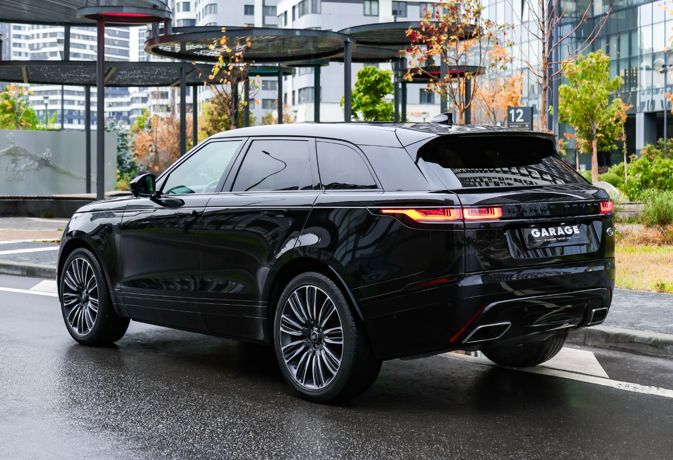 Аренда land-rover range-rover-velar премиум класса 2018 года в городе Москва Авиамоторная от 14800 руб./сутки, полный привод, двигатель: бензин, объем 3 литра, каско (Мультидрайв), ОСАГО (Мультидрайв), без водителя, недорого, вид 3 - RentRide