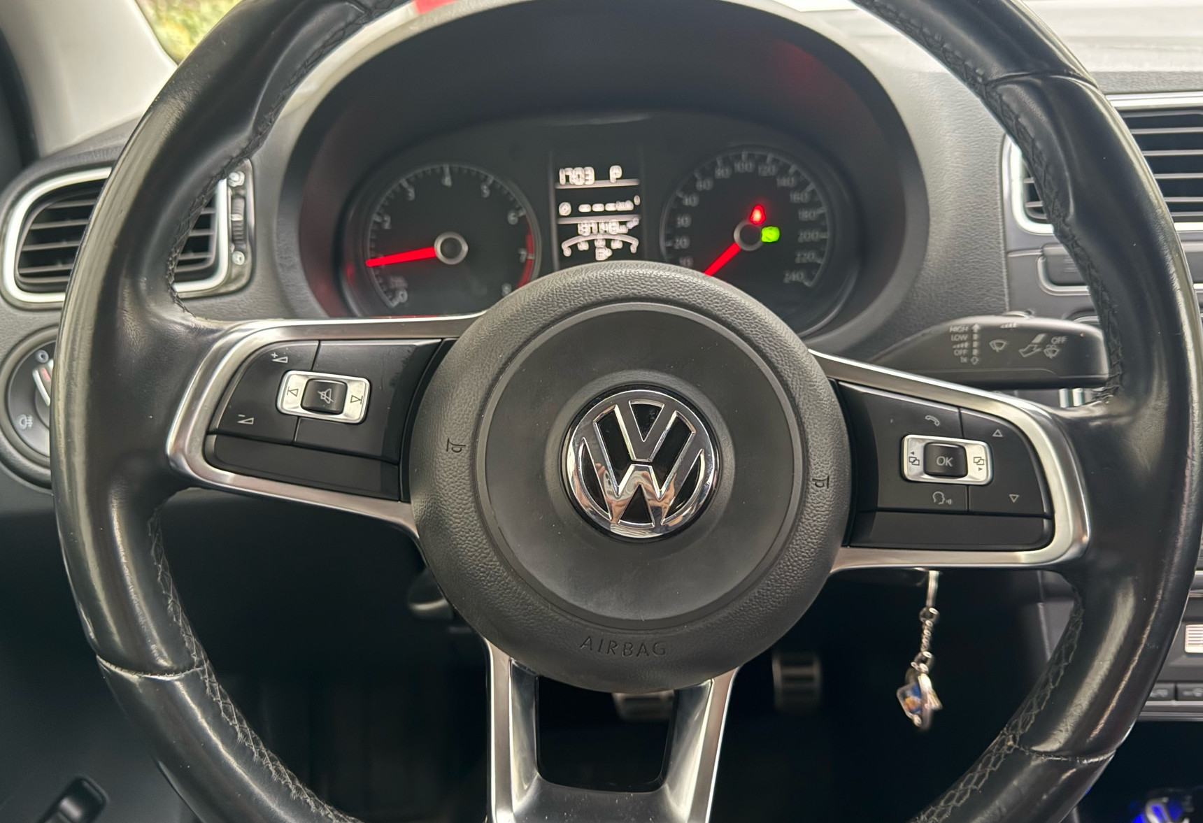 Аренда volkswagen polo эконом класса 2018 года в городе Москва Отрадное от 2099 руб./сутки, передний привод, двигатель: бензин, объем 1.6 литров, ОСАГО (Мультидрайв), без водителя, недорого, вид 9 - RentRide