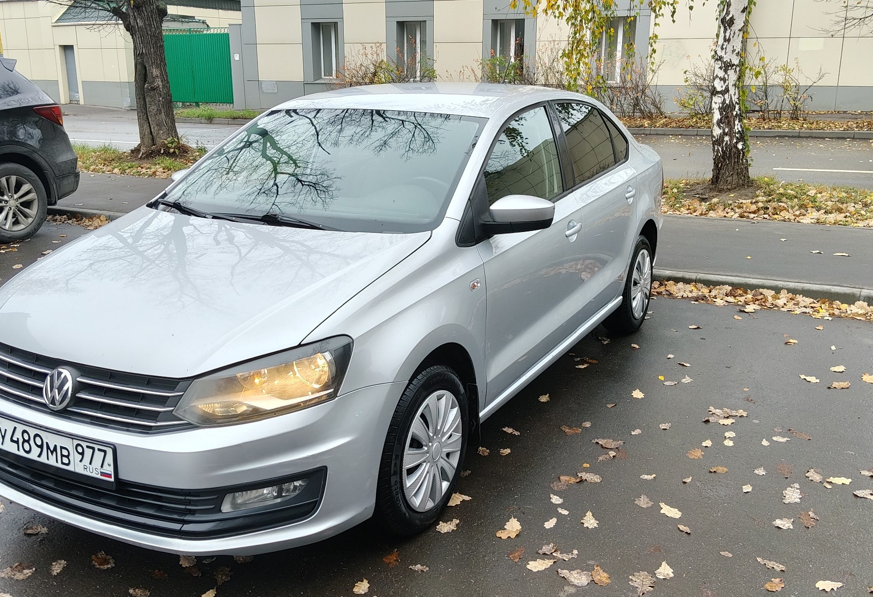 Аренда volkswagen polo эконом класса 2015 года в городе Москва Отрадное от 1680 руб./сутки, передний привод, двигатель: бензин, объем 1.6 литров, ОСАГО (Мультидрайв), без водителя, недорого, вид 3 - RentRide