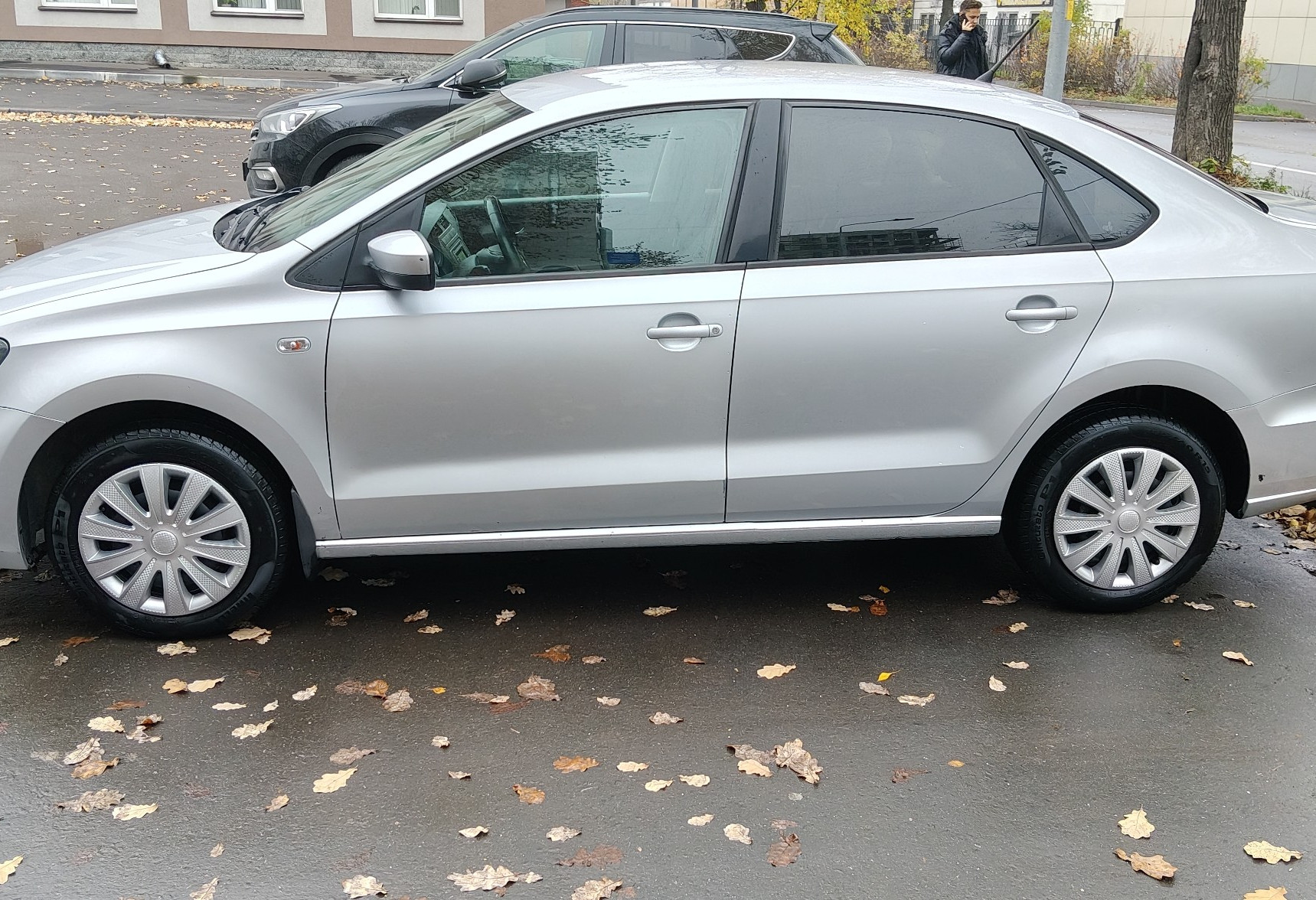 Аренда volkswagen polo эконом класса 2015 года в городе Москва Отрадное от 1680 руб./сутки, передний привод, двигатель: бензин, объем 1.6 литров, ОСАГО (Мультидрайв), без водителя, недорого, вид 2 - RentRide