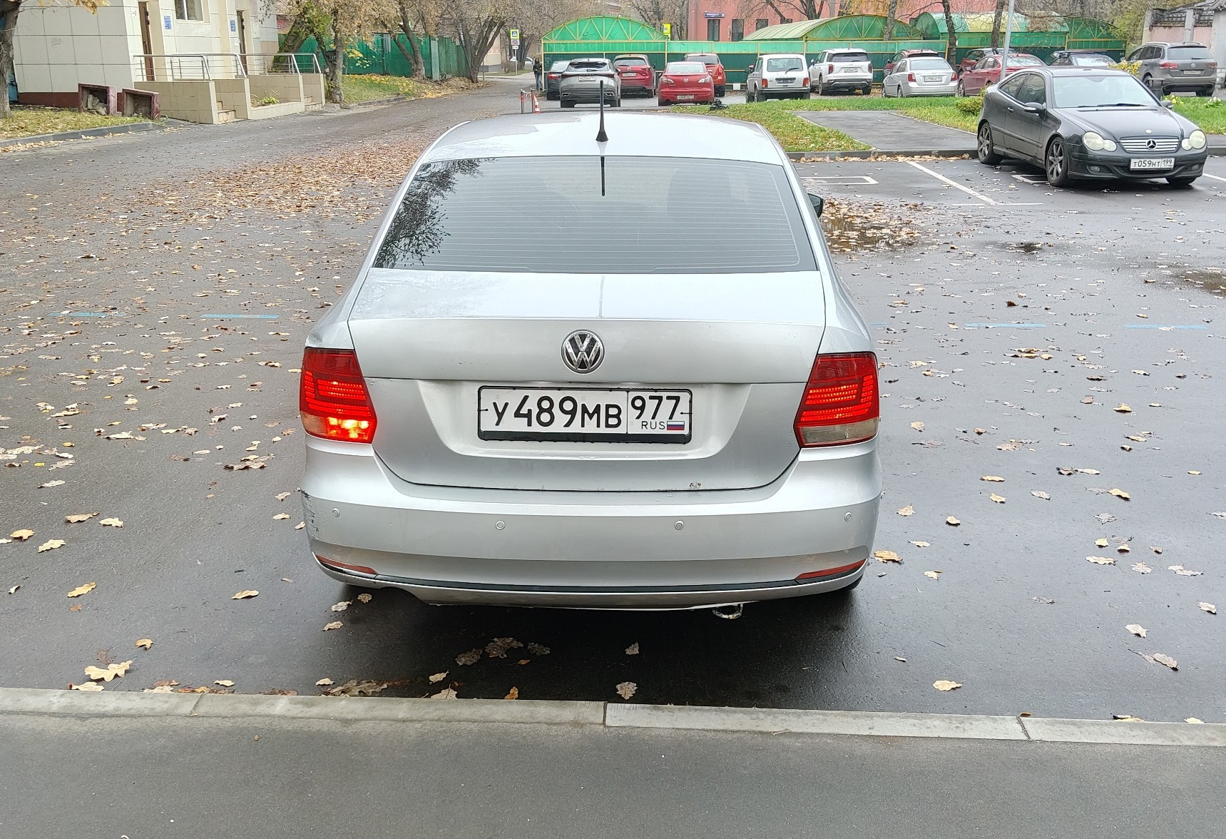 Аренда volkswagen polo эконом класса 2015 года в городе Москва Отрадное от 1680 руб./сутки, передний привод, двигатель: бензин, объем 1.6 литров, ОСАГО (Мультидрайв), без водителя, недорого, вид 4 - RentRide