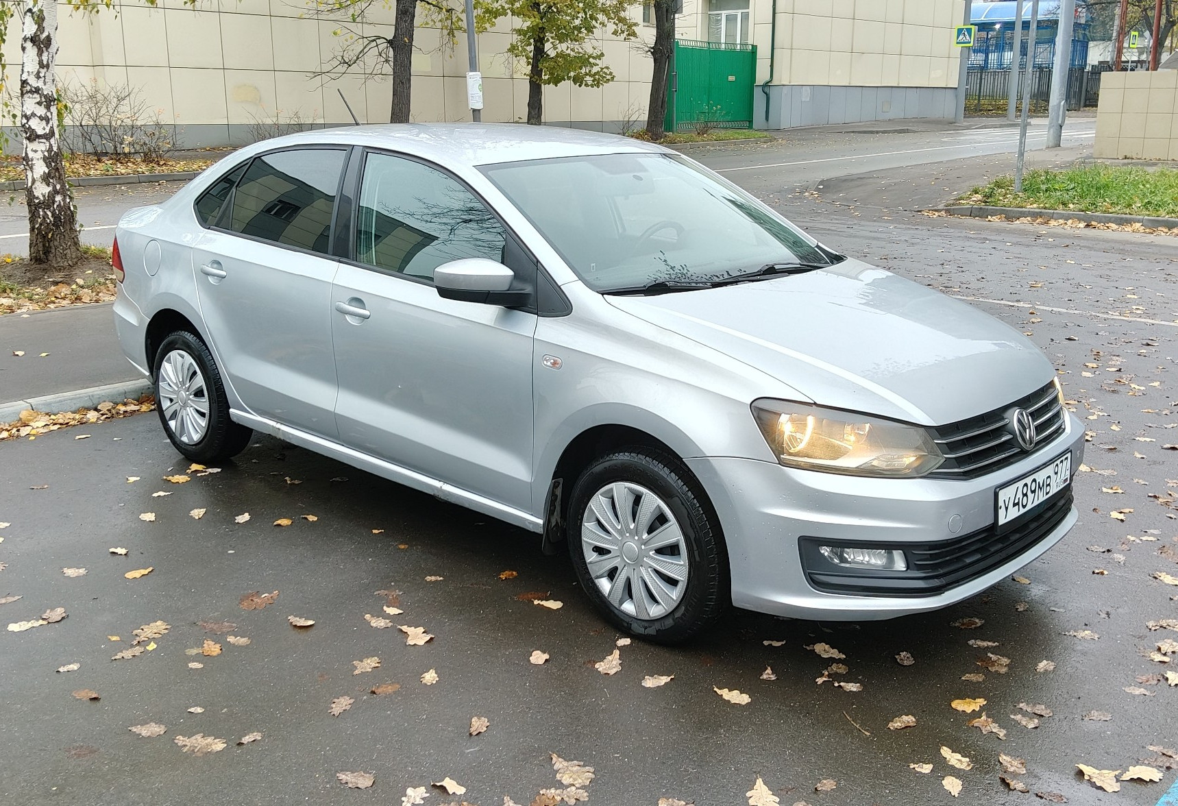 Аренда volkswagen polo эконом класса 2015 года в городе Москва Отрадное от 1680 руб./сутки, передний привод, двигатель: бензин, объем 1.6 литров, ОСАГО (Мультидрайв), без водителя, недорого - RentRide