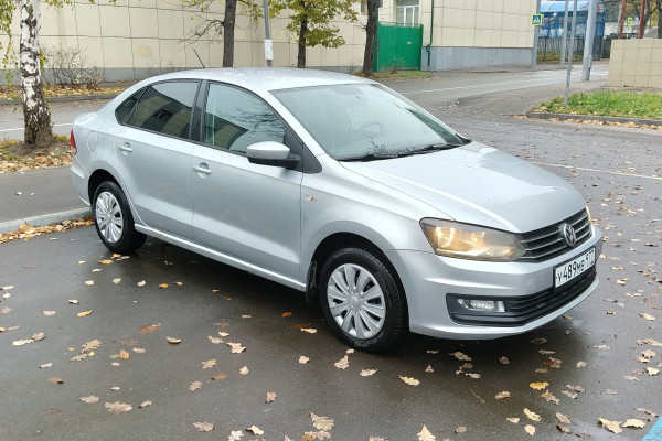 Прокат авто volkswagen polo эконом класса 2015 года в городе Москва Отрадное от 1680 руб./сутки, передний привод, двигатель: бензин, объем 1.6 литров, ОСАГО (Мультидрайв), без водителя, недорого - RentRide