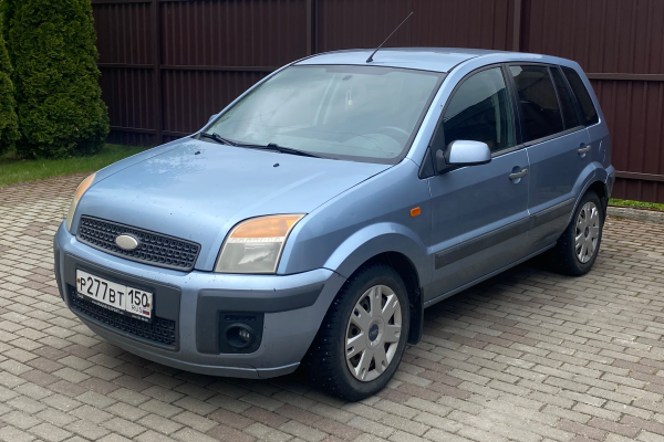 Прокат авто ford fusion эконом класса 2006 года в городе Видное от 1300 руб./сутки, передний привод, двигатель: бензин, объем 1.4 литра, ОСАГО (Впишу в полис), без водителя, недорого - RentRide