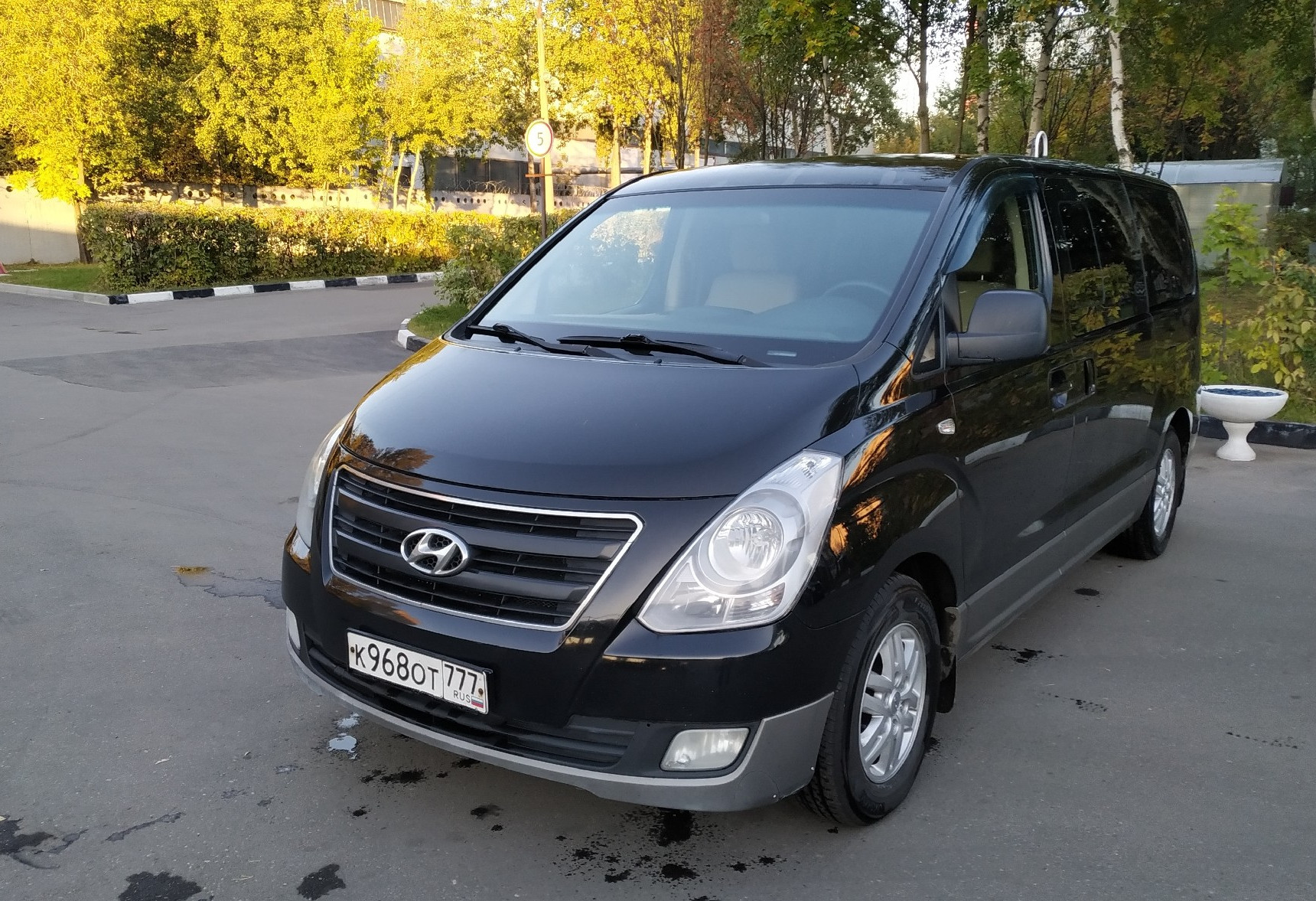 Аренда hyundai h1 комфорт класса 2015 года в городе Москва Нагорная от 5520 руб./сутки, задний привод, двигатель: дизель, объем 2.5 литров, ОСАГО (Впишу в полис), без водителя, недорого - RentRide
