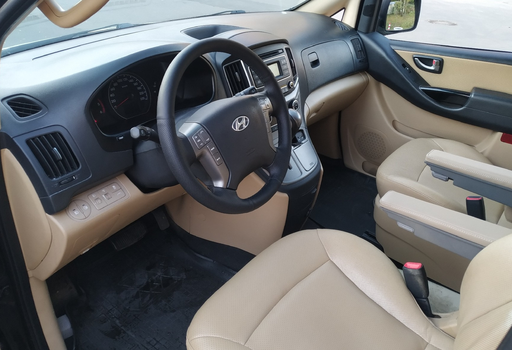 Аренда hyundai h1 комфорт класса 2015 года в городе Москва Нагорная от 5520 руб./сутки, задний привод, двигатель: дизель, объем 2.5 литров, ОСАГО (Впишу в полис), без водителя, недорого, вид 5 - RentRide
