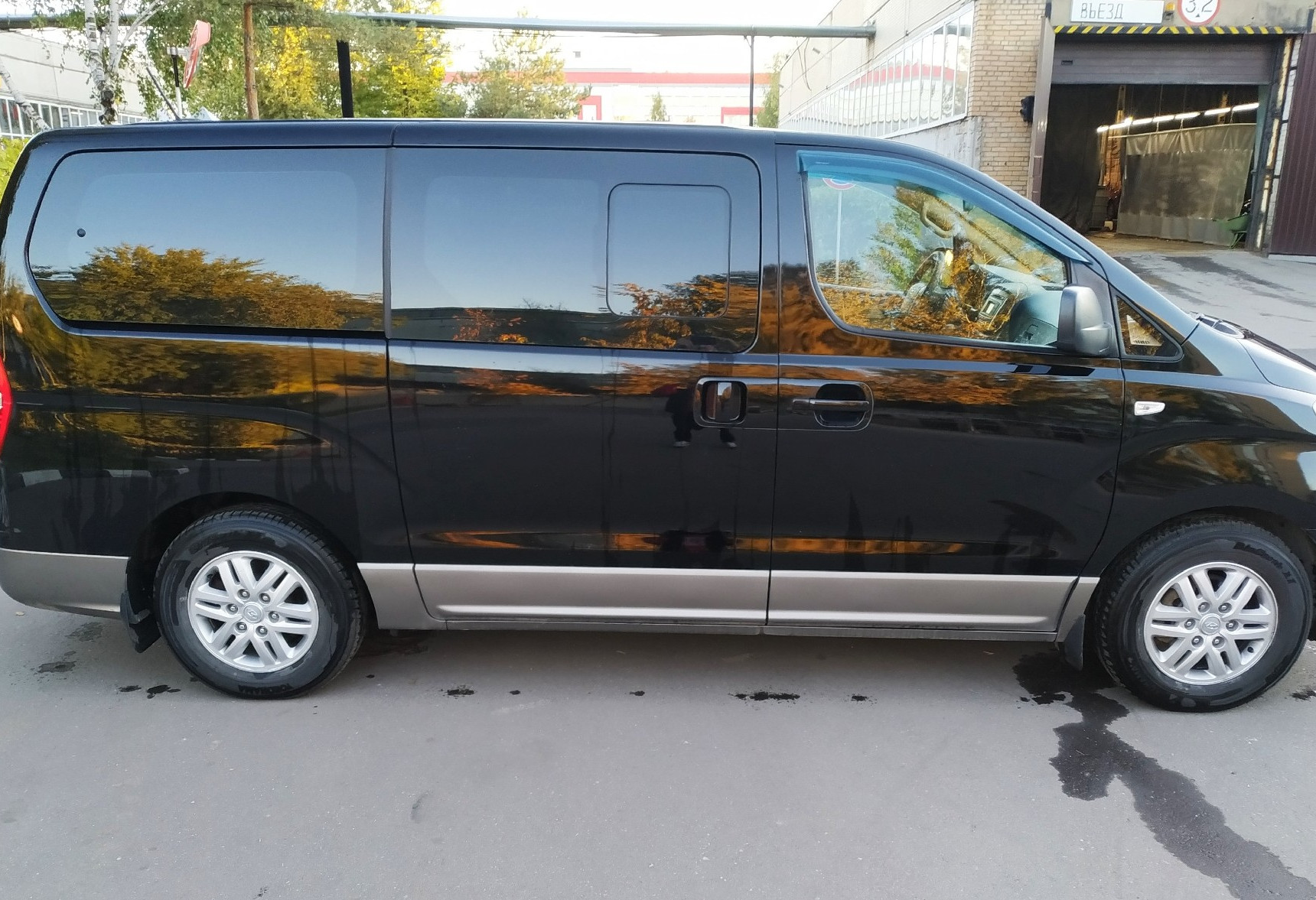 Аренда hyundai h1 комфорт класса 2015 года в городе Москва Нагорная от 5520 руб./сутки, задний привод, двигатель: дизель, объем 2.5 литров, ОСАГО (Впишу в полис), без водителя, недорого, вид 4 - RentRide