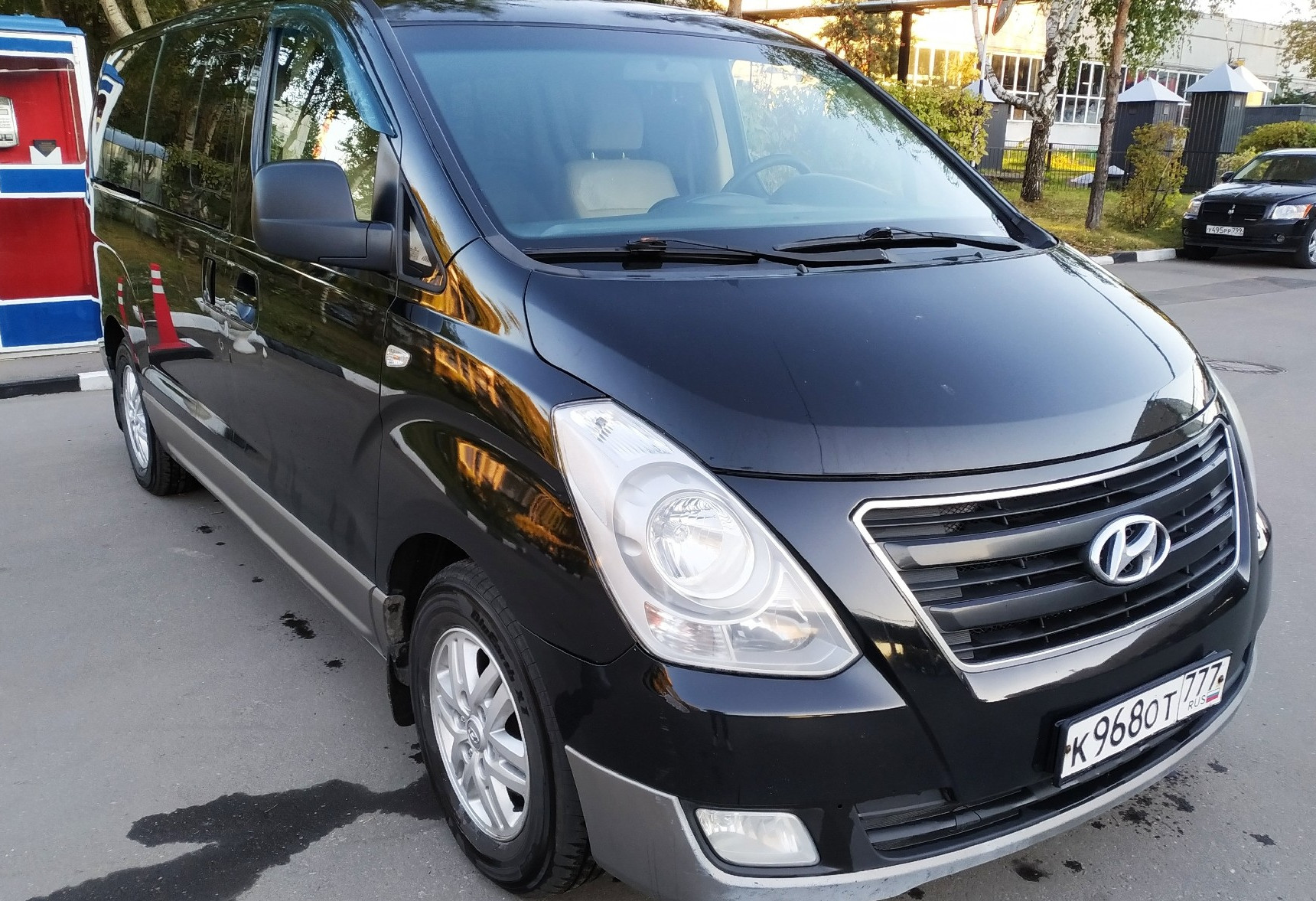 Аренда hyundai h1 комфорт класса 2015 года в городе Москва Нагорная от 5520 руб./сутки, задний привод, двигатель: дизель, объем 2.5 литров, ОСАГО (Впишу в полис), без водителя, недорого, вид 2 - RentRide