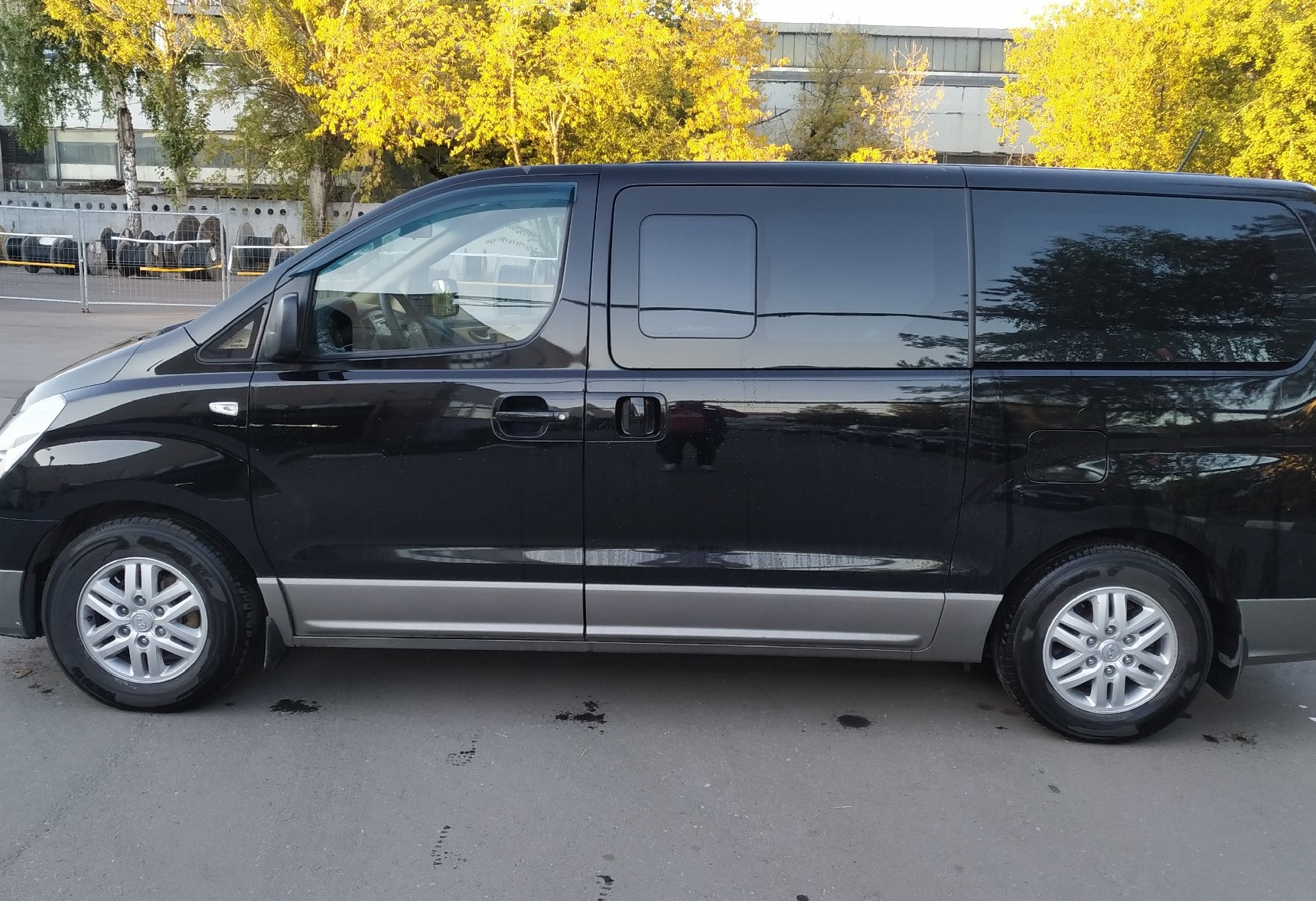 Аренда hyundai h1 комфорт класса 2015 года в городе Москва Нагорная от 5520 руб./сутки, задний привод, двигатель: дизель, объем 2.5 литров, ОСАГО (Впишу в полис), без водителя, недорого, вид 3 - RentRide