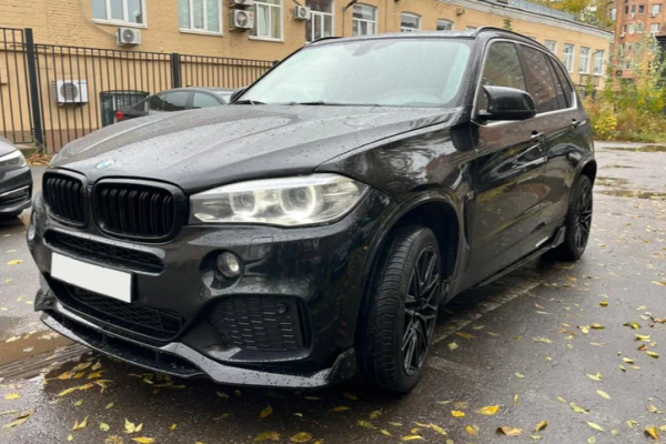 bmw x5 2017 года Прокат авто bmw x5 бизнес класса 2017 года в городе Москва Бауманская от 5200 руб./сутки, полный привод, двигатель: дизель, объем 3 литра, ОСАГО (Впишу в полис), без водителя, недорого - RentRide