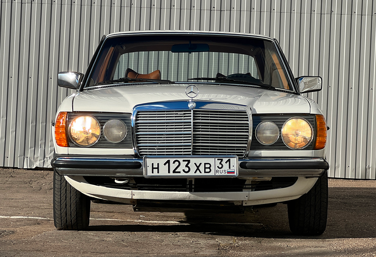 Аренда mercedes-benz w123 1982 года в городе Москва от 10392 руб./сутки, задний привод, двигатель: бензин, объем 2.4 литра, ОСАГО (Впишу в полис), без водителя, недорого, вид 3 - RentRide