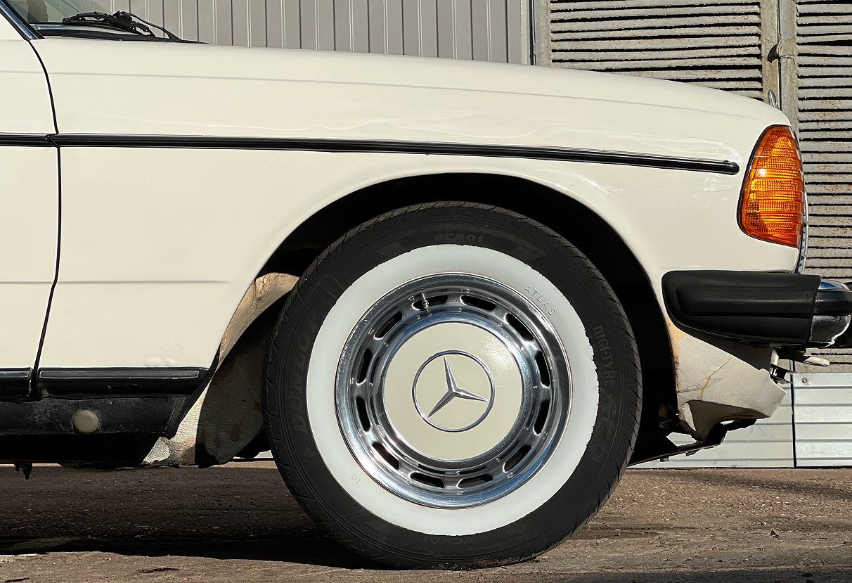 Аренда mercedes-benz w123 1982 года в городе Москва от 10392 руб./сутки, задний привод, двигатель: бензин, объем 2.4 литра, ОСАГО (Впишу в полис), без водителя, недорого, вид 13 - RentRide