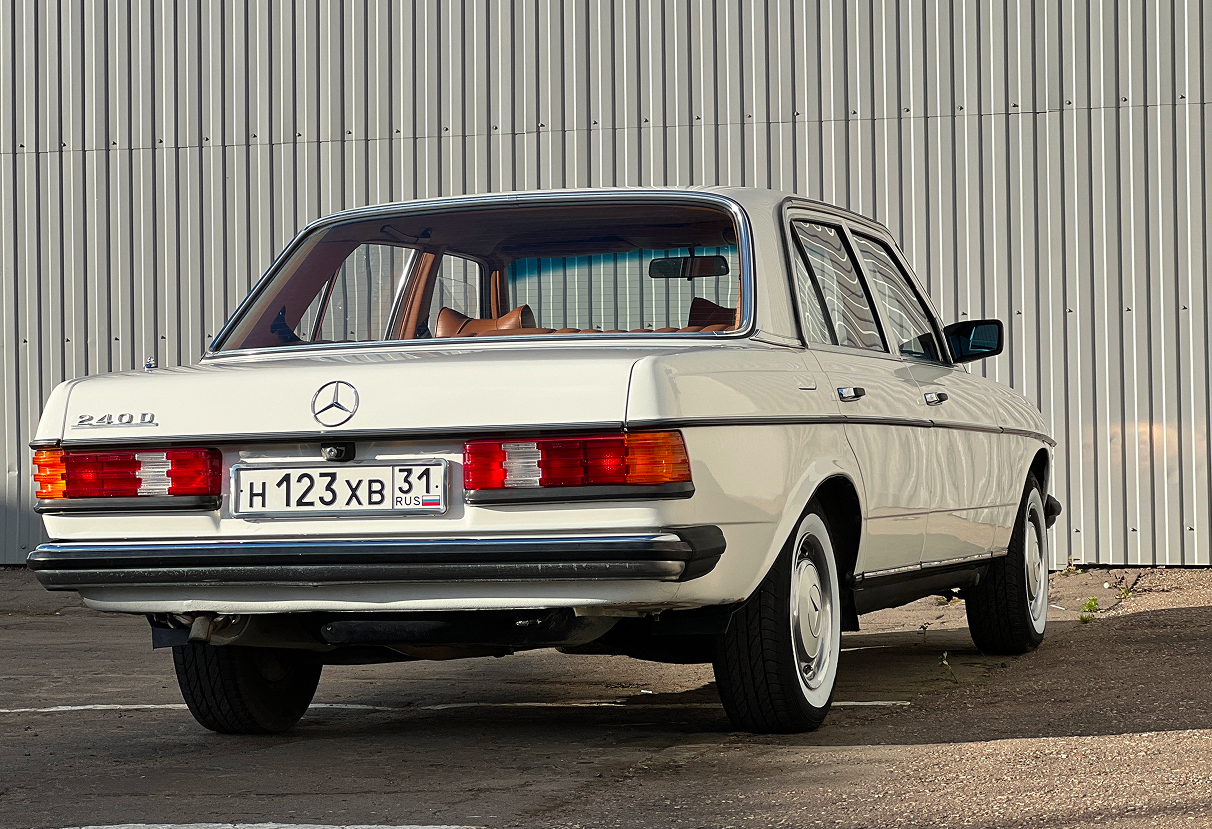 Аренда mercedes-benz w123 1982 года в городе Москва от 10392 руб./сутки, задний привод, двигатель: бензин, объем 2.4 литра, ОСАГО (Впишу в полис), без водителя, недорого, вид 2 - RentRide