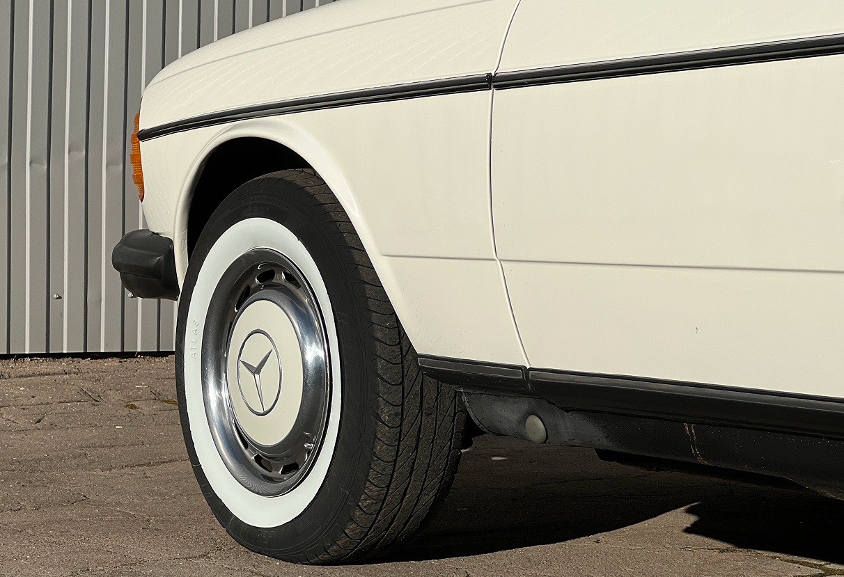 Аренда mercedes-benz w123 1982 года в городе Москва от 10392 руб./сутки, задний привод, двигатель: бензин, объем 2.4 литра, ОСАГО (Впишу в полис), без водителя, недорого, вид 14 - RentRide