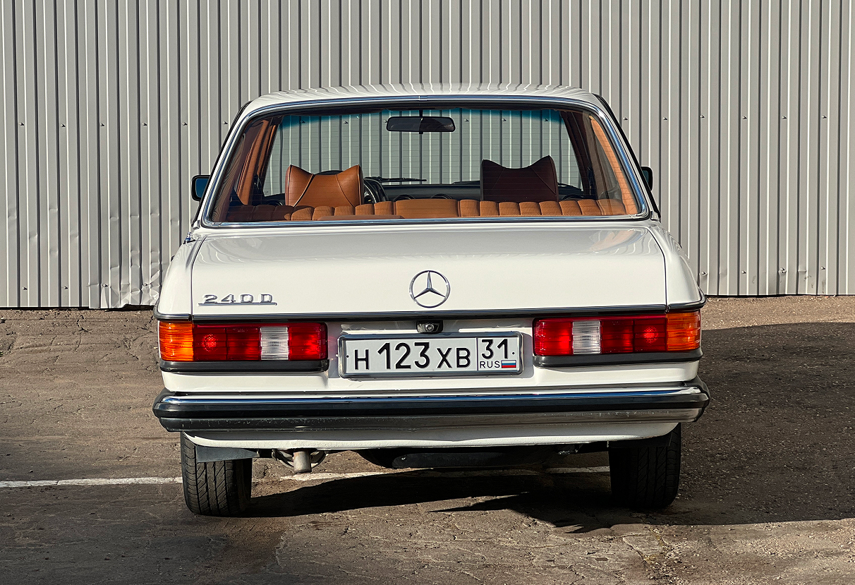 Аренда mercedes-benz w123 1982 года в городе Москва от 10392 руб./сутки, задний привод, двигатель: бензин, объем 2.4 литра, ОСАГО (Впишу в полис), без водителя, недорого, вид 4 - RentRide