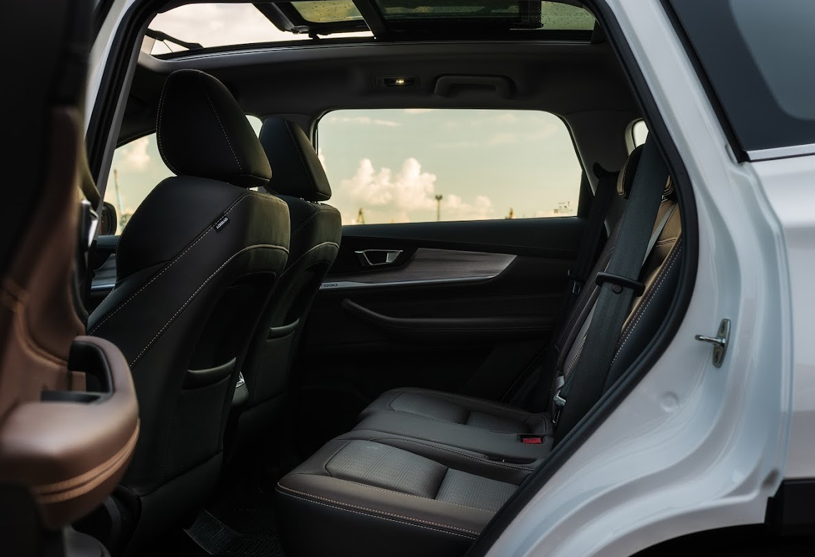 Аренда chery tiggo-8-pro-max стандарт класса 2024 года в городе Москва от 3990 руб./сутки, передний привод, двигатель: бензин, объем 1.6 литров, каско (Впишу в полис), ОСАГО (Мультидрайв), без водителя, недорого, вид 3 - RentRide