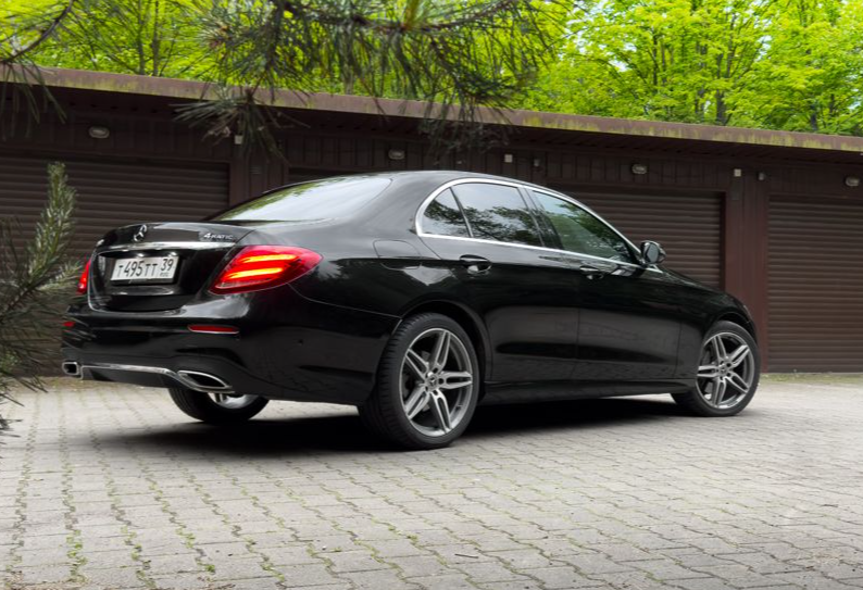 Аренда mercedes-benz e-klass бизнес класса 2020 года в городе Москва от 5992 руб./сутки, полный привод, двигатель: бензин, объем 1991 литр, ОСАГО (Мультидрайв), без водителя, недорого, вид 2 - RentRide