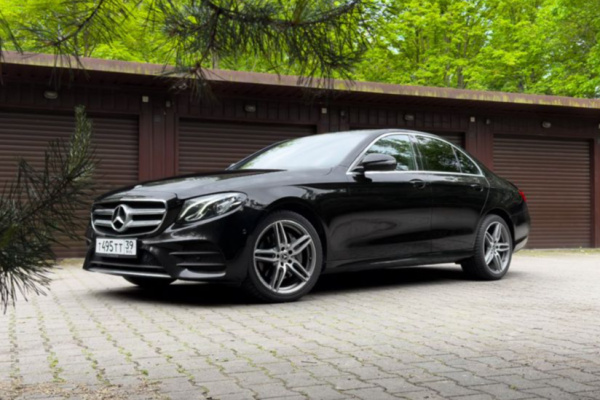 Прокат авто mercedes-benz e-klass бизнес класса 2020 года в городе Калининград от 5992 руб./сутки, полный привод, двигатель: бензин, объем 1991 литр, ОСАГО (Мультидрайв), без водителя, недорого - RentRide