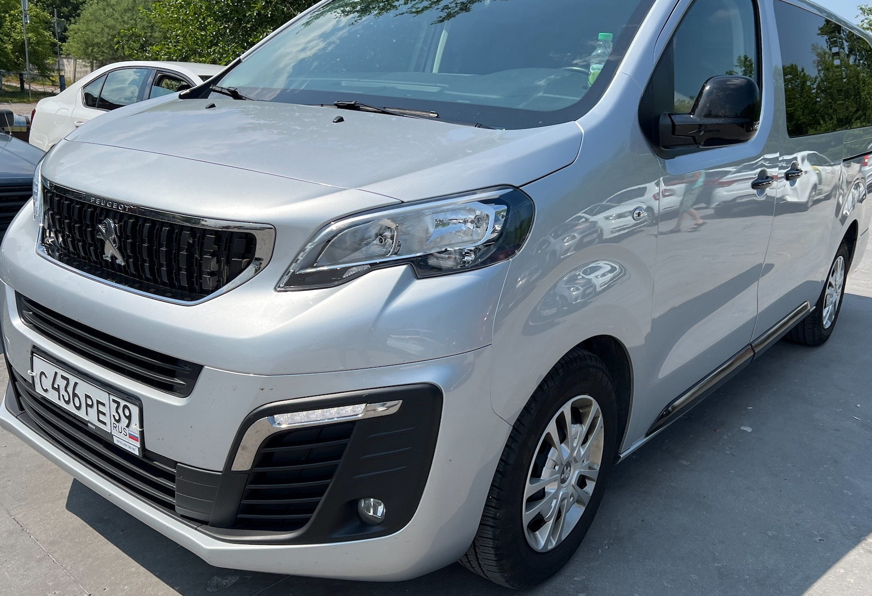 Аренда peugeot traveller 2019 года в городе Москва от 4990 руб./сутки, передний привод, двигатель: дизель, объем 2 литра, каско (Впишу в полис), ОСАГО (Мультидрайв), без водителя, недорого - RentRide