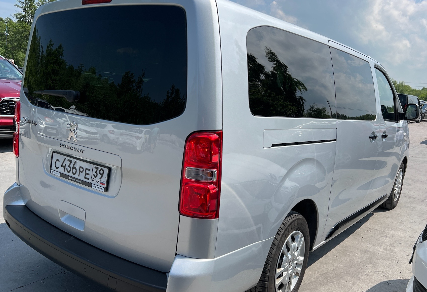Аренда peugeot traveller 2019 года в городе Москва от 4990 руб./сутки, передний привод, двигатель: дизель, объем 2 литра, каско (Впишу в полис), ОСАГО (Мультидрайв), без водителя, недорого, вид 3 - RentRide