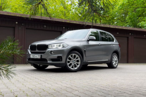 bmw x5 2018 года Прокат авто bmw x5 бизнес класса 2018 года в городе Калининград от 5990 руб./сутки, полный привод, двигатель: бензин, объем 3 литра, каско (Впишу в полис), ОСАГО (Мультидрайв), без водителя, недорого - RentRide