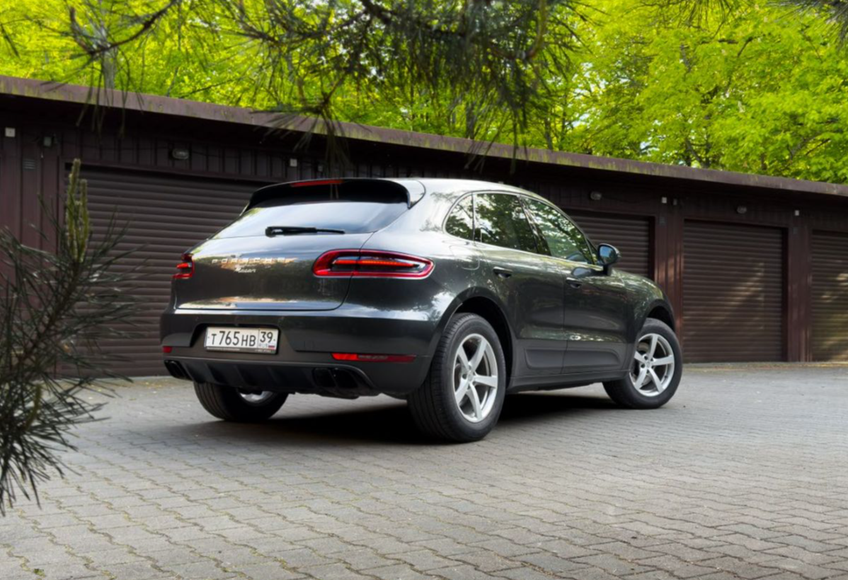 Аренда porsche macan бизнес класса 2016 года в городе Москва от 7990 руб./сутки, полный привод, двигатель: бензин, объем 2.5 литров, каско (Впишу в полис), ОСАГО (Мультидрайв), без водителя, недорого, вид 2 - RentRide