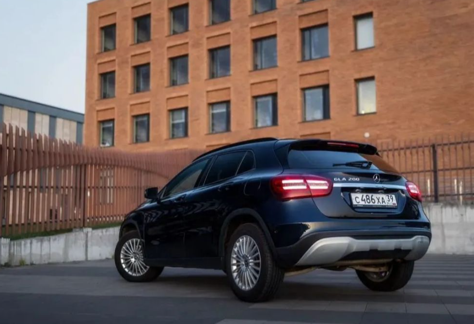 Аренда mercedes-benz gla комфорт класса 2019 года в городе Москва от 4490 руб./сутки, полный привод, двигатель: бензин, объем 1.595 литров, каско (Впишу в полис), ОСАГО (Мультидрайв), без водителя, недорого, вид 2 - RentRide