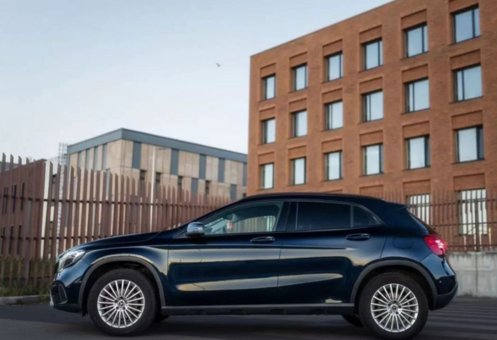 Аренда mercedes-benz gla комфорт класса 2019 года в городе Москва от 4490 руб./сутки, полный привод, двигатель: бензин, объем 1.595 литров, каско (Впишу в полис), ОСАГО (Мультидрайв), без водителя, недорого, вид 5 - RentRide