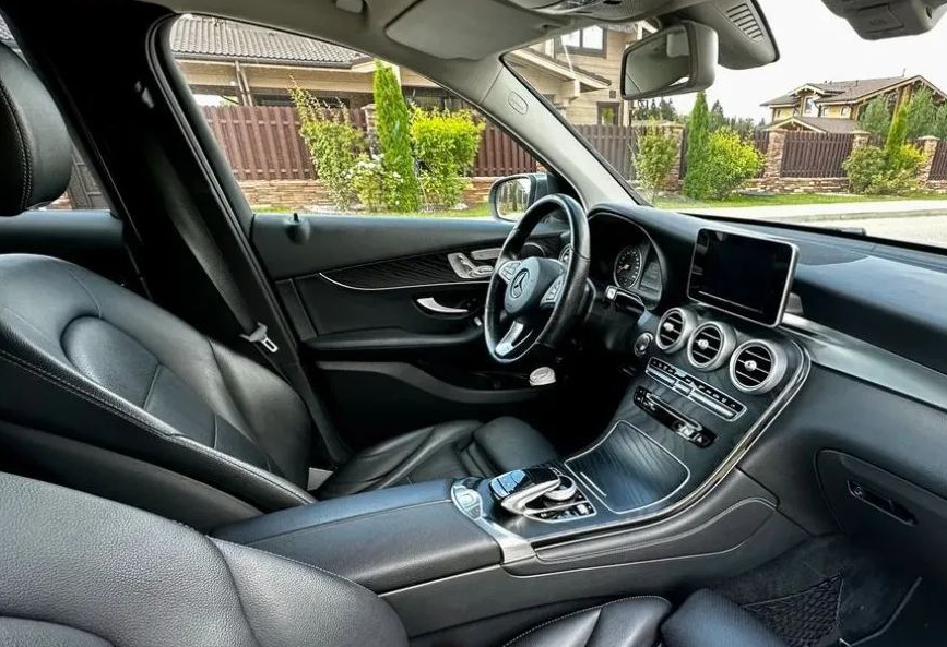 Аренда mercedes-benz glc бизнес класса 2018 года в городе Москва от 5990 руб./сутки, полный привод, двигатель: дизель, объем 2.143 литра, каско (Впишу в полис), ОСАГО (Мультидрайв), без водителя, недорого, вид 4 - RentRide